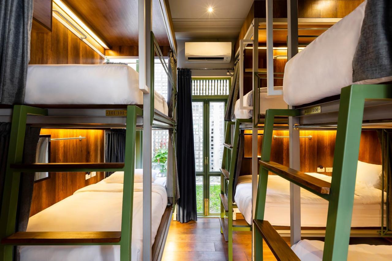 เตียงในห้องพักรวมชายหญิง 6 เตียง